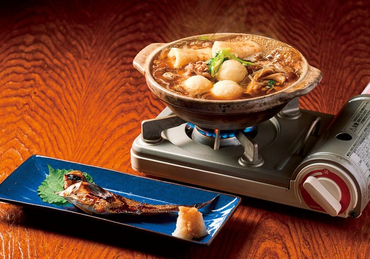 一番人気は、きりたんぽ鍋とだまっこ鍋のミックス1540円。秋田名物の二つを同時に味わえるのがうれしい。手前は鰰（はたはた）醬油焼1045円。