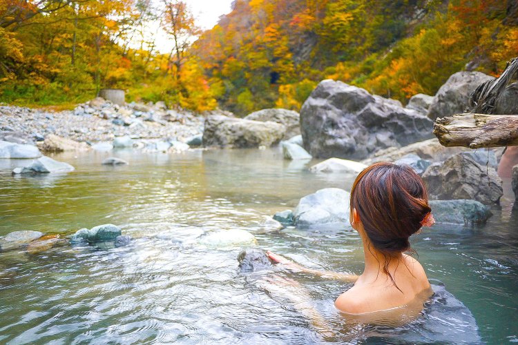 紅葉と湯に溶け込む（撮影＝渡辺裕美）。