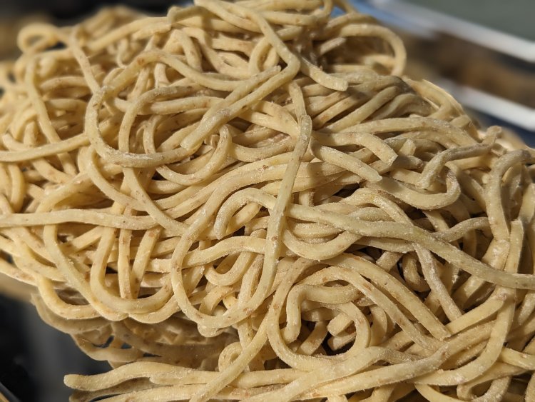 茹でる前の麺をよく見ると、茶色い粒があるのがわかる。全粒粉が使われている証だ。