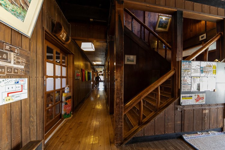 毎日丹念に磨き上げられた、黒く光る廊下が美しい。