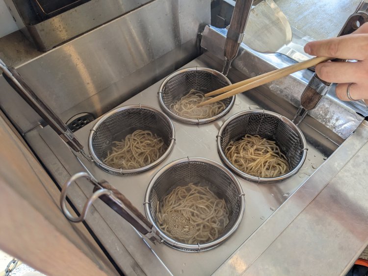 フレッシュな生麺を茹でるところから始まる。「現在、実家の製麺所は父が営んでいます」。