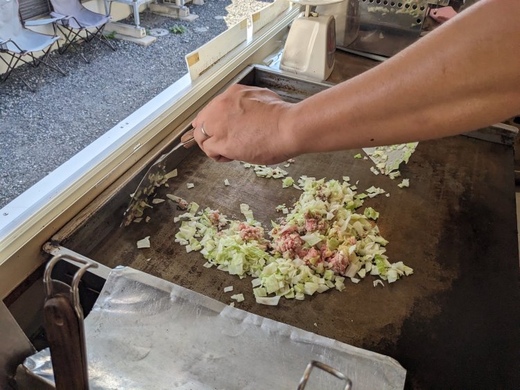 具材はシンプルでキャベツが中心。これも川越太麺焼きそばの特徴の一つ。