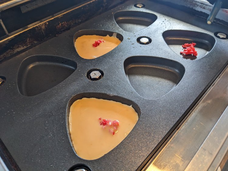 この焼きおにぎりプレートは、メーカーに相談し、一度に6個焼けるようにしてもらったセミオーダー品だとか。