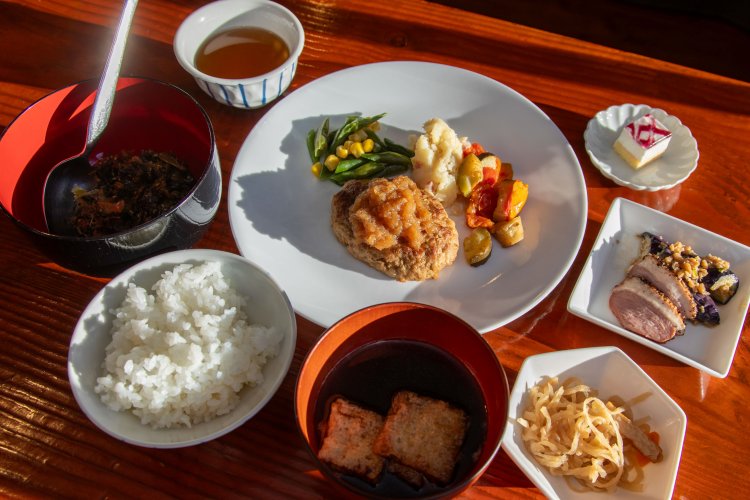 ハンバーグやマッシュポテトなど、ボリューム満点の夕食。