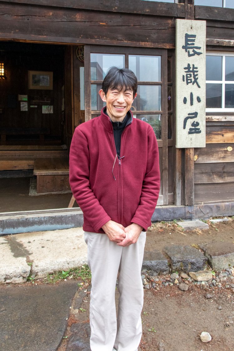 30年以上小屋で働く、ベテランスタッフの小林直樹さん。