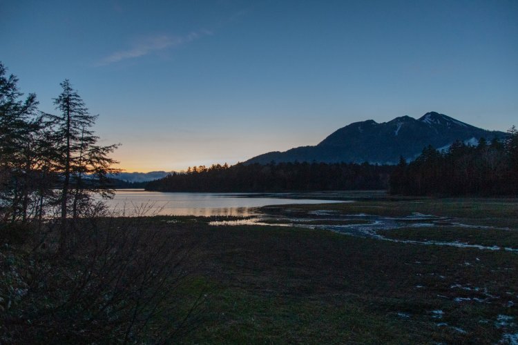 尾瀬沼の湖畔で、燧ヶ岳の向こうに日が沈む様子を眺める。