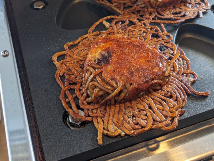 ソースの香りと、こんがりとした焼き色に食欲がそそられる。