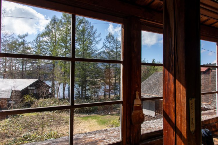 尾瀬沼を一望できる客室も。春と秋にはこたつも用意されている。