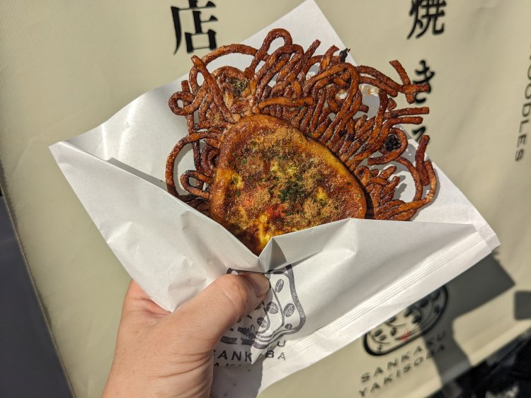 羽根つき三角焼きそば500円。ソースの香りとこんがりした焼き色に食欲がそそられる。