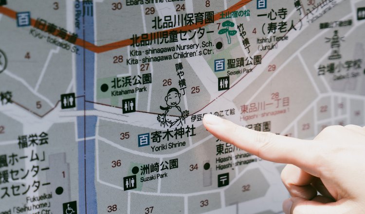 駅前の地図。胸をあらわにしている女性が描かれていて気になる……あとでこの場所に行ってみよう。