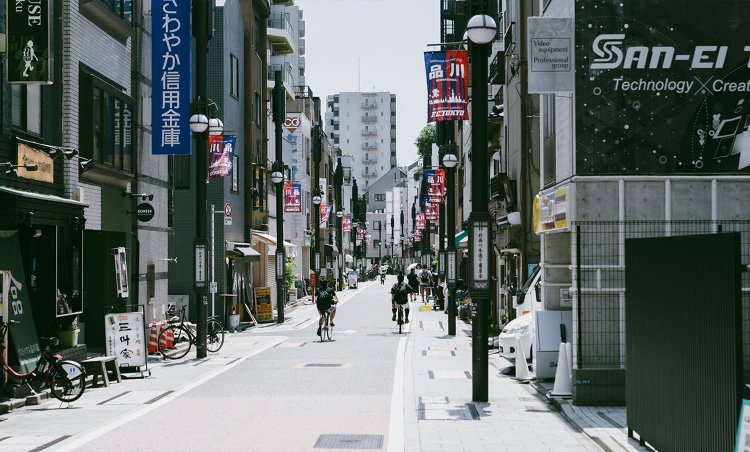 駅は小さかったけど、商店街はきれいでいろいろなお店がある！