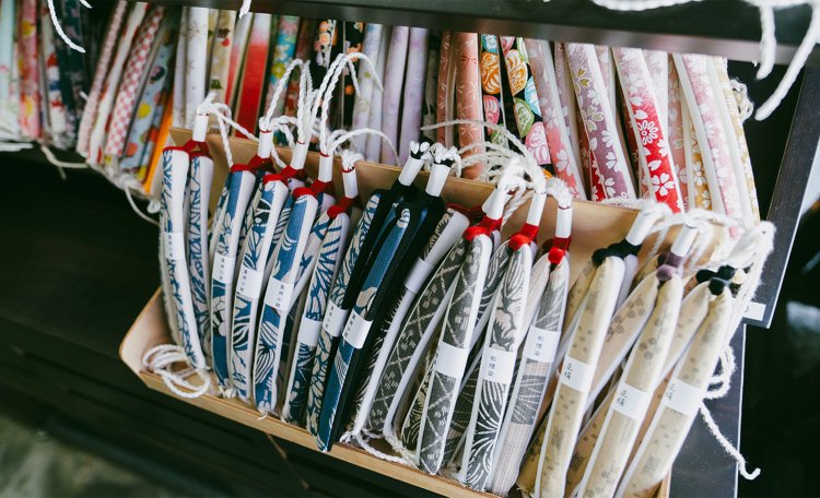「花緒」が豊富にあって選べる！　粋だなあ。