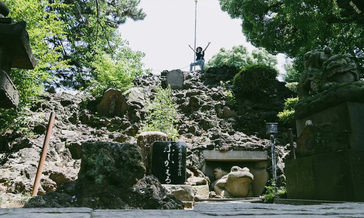 都内最大の高さ15m超えの富士塚。