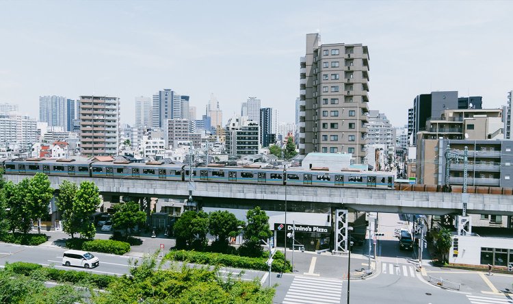富士塚からの眺め。実はここ、もうお隣の新馬場駅のすぐ近く。北品川駅から新馬場駅まではなんと500m（徒歩で約6分）と近かった。