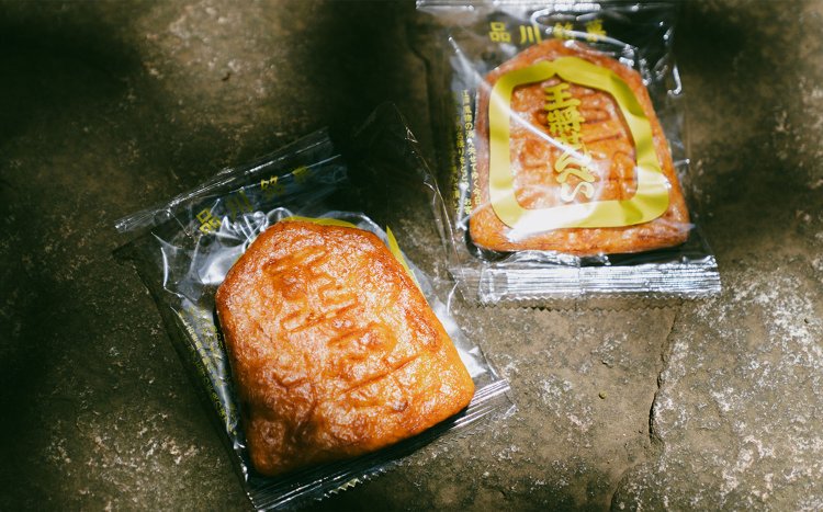 こちらは品川神社の参道で見つけた、70年続く『王将せんべい』のせんべい。分厚くてしっかり堅い。