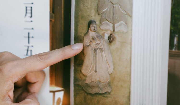 胸をあらわにした女性、いた！（案内板にある写真を指さしています）。