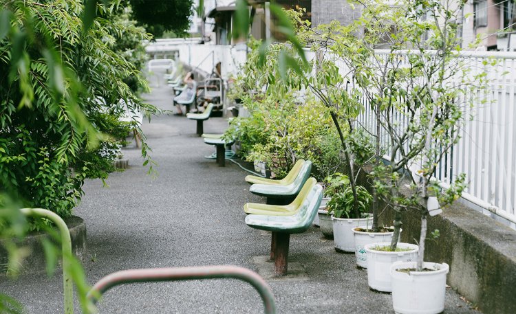 クジラスポットの近くには、昭和感漂う景色が見られる。並んだ椅子がなんとも味わい深い。