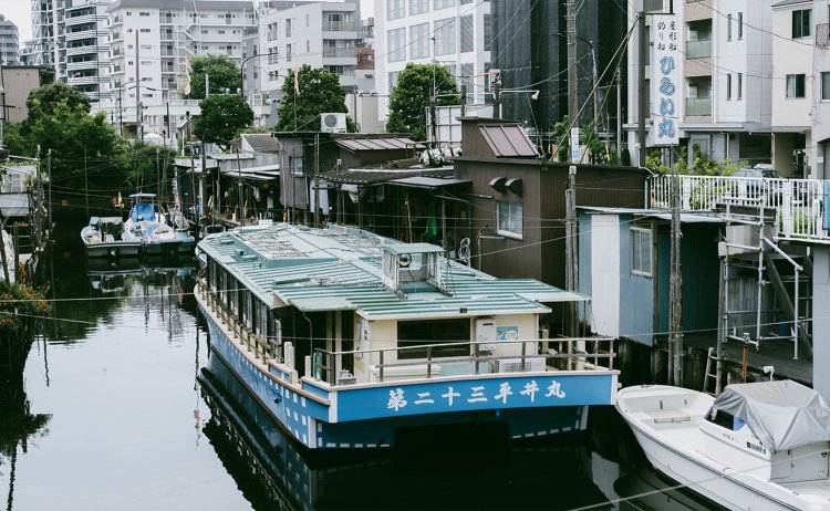 つり船や屋形船が集まる品川浦船だまり。ターミナル駅である品川駅の1駅隣にこんな情緒ある景色が残っていたなんて！