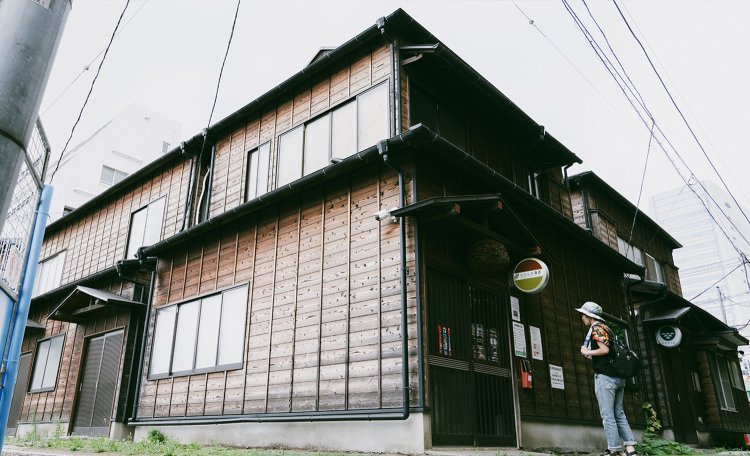 玄関に杉玉が飾られているのを見て、引き寄せられるように入った。