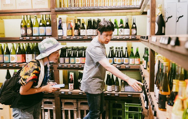 日本酒の古酒を扱う店だった。その場で試飲もできる！