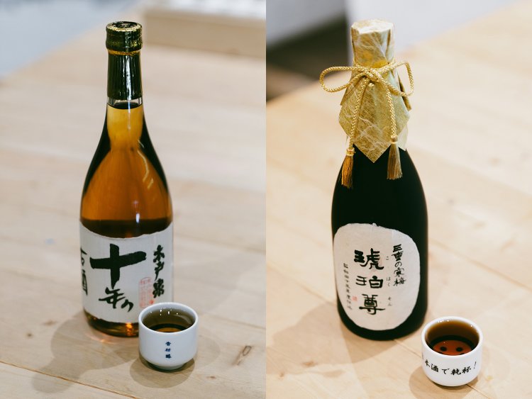 左：秘蔵古酒 十年熟成3536円（試飲466円）。右：1968年仕込みの三重の寒梅 琥珀尊1万5400円（試飲1403円）。