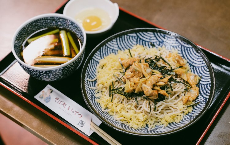 『そば処 いってつ』の品川宿そばもおいしかった。昔、品川宿で採れていた海苔とアサリをたっぷりと使ったピリ辛のおそば。ネギとの相性抜群！