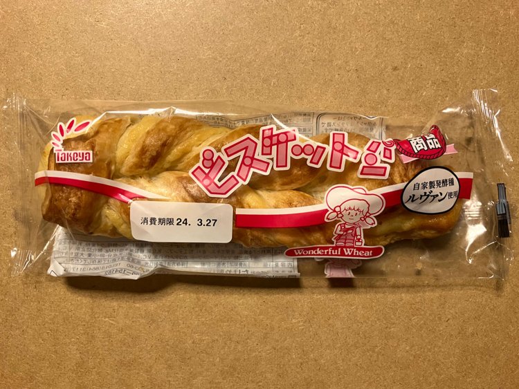 「たけや製パン」（秋田）の「ビスケットパン」。女の子のキャラがかわいい。