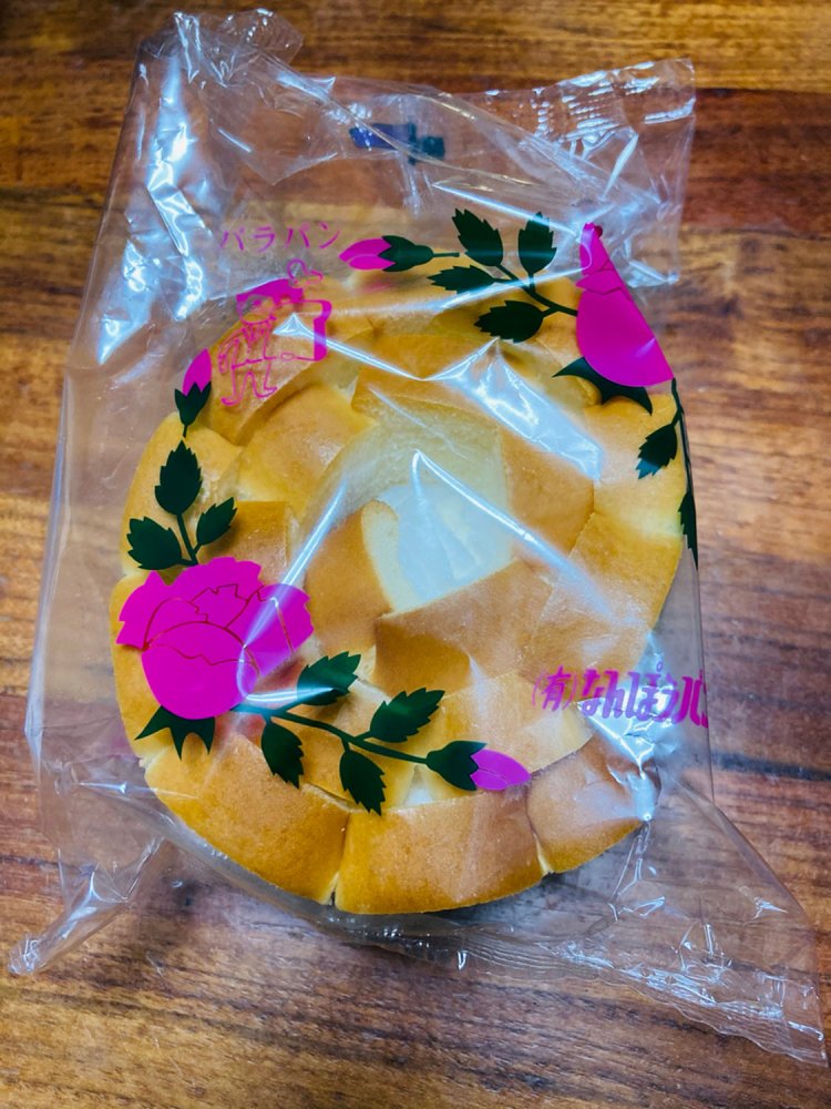 「なんぽうパン」（出雲）の「バラパン」。ケーキのようなかわいらしい見た目。