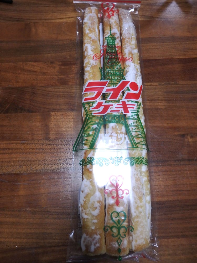 30㎝はあろうかという超ロングなラインケーキ。食感はケーキというよりパンである。