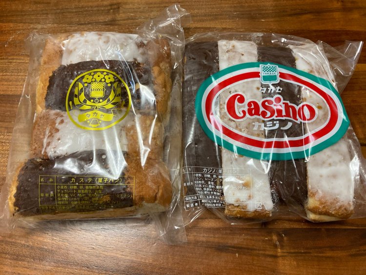 チョコレート・砂糖でコーティングされた生地にリンゴやクリームが挟まった「カジノ」（右）、カステラ生地をパン生地で包んだ「カステ」。どちらもボリューミー。