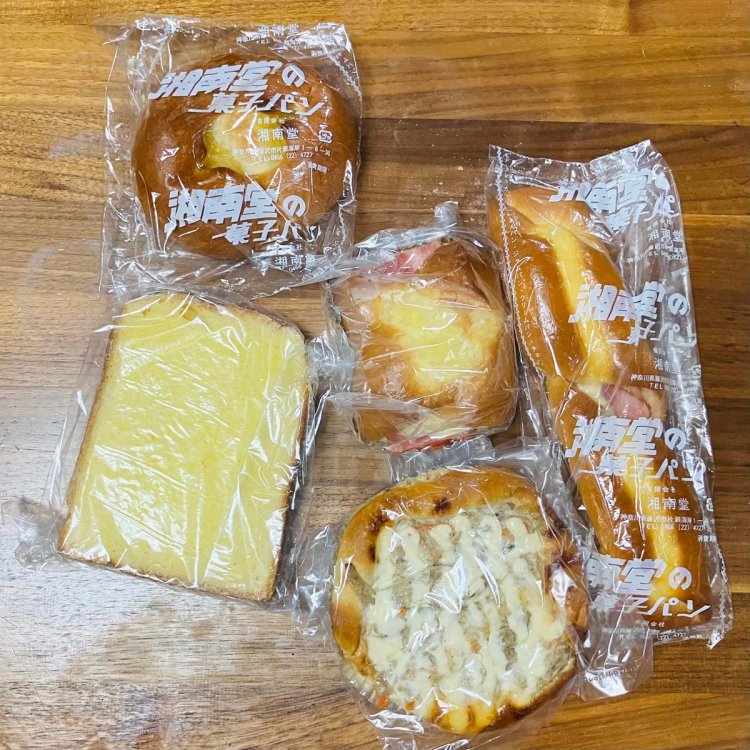 江ノ島のパン屋さん『湘南堂』のパン。甘いパンもしょっぱいパンも同じデザインの袋に入っている。字体が良い。