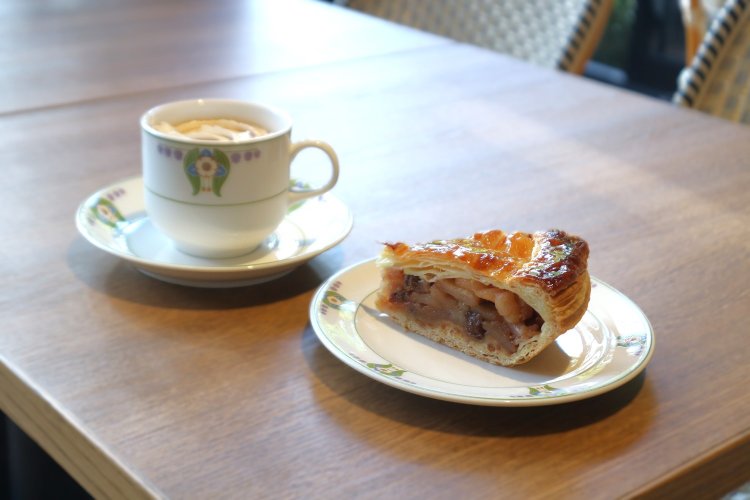 「カフェテラス」で提供する伝統のアップルパイとロイヤルミルクティー。