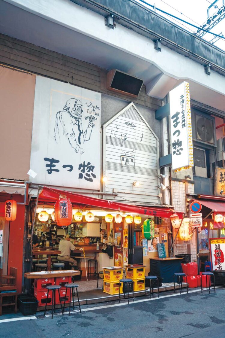 まつ惣の赤提灯は今や名物。