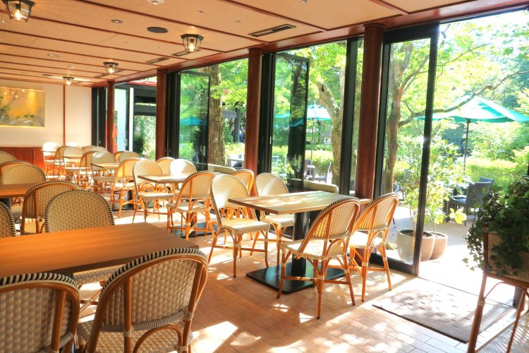 数々の文化人・著名人を魅了した「カフェテラス」は席数が増え、より明るく過ごしやすい雰囲気に。宿泊者以外も利用できる。