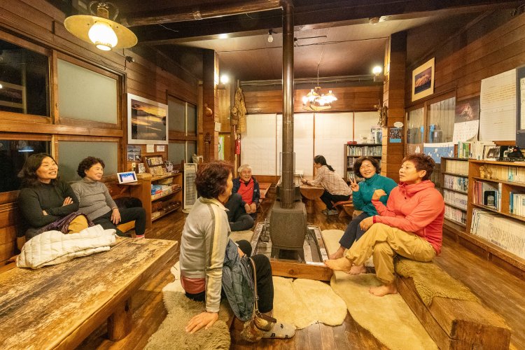 薪ストーブの談話室でひと息。 淹（い）れたてのコーヒーも楽しめる。