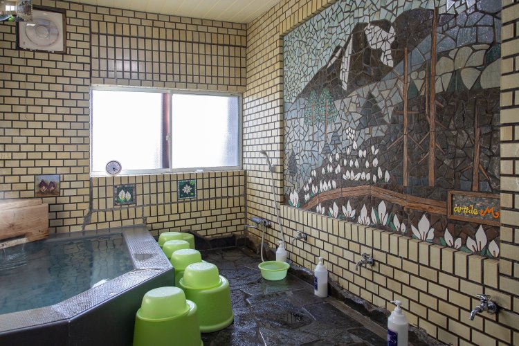 タイル張りの壁が美しいお風呂。日帰り入浴も可能。