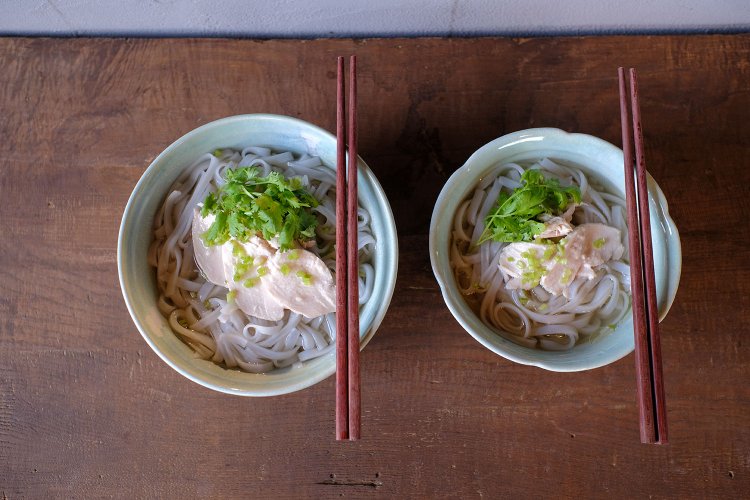 フォー。L1070円（左）、S890円（右）。