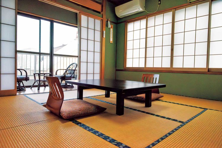 二面採光で明るい角部屋の和室。