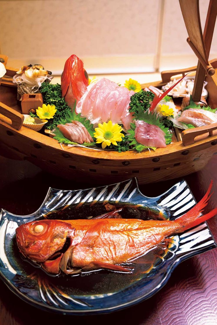 稲取キンメの丸煮（手前）と舟盛り。お造りはサザエ、アワビ、黒ムツ、ヒラソウダなど、その日仕入れた魚も一緒に。