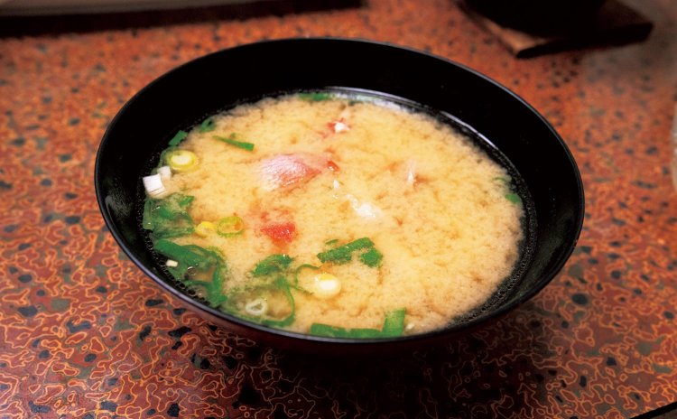 宿泊の翌朝は稲取キンメを使った味噌汁を味わえる。