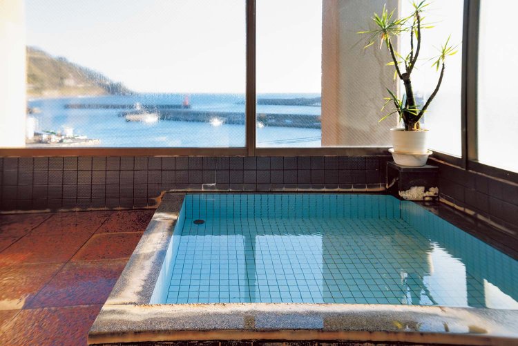 女湯には目隠しが施されているが、内湯でありながら稲取漁港や相模（さがみ）灘が望め、開放的な雰囲気。