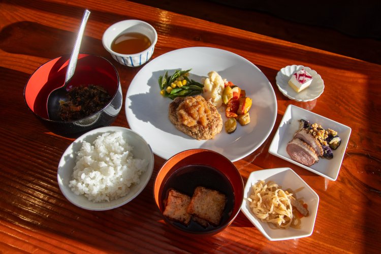 ハンバーグやマッシュポテトなど、ボリューム満点の夕食。