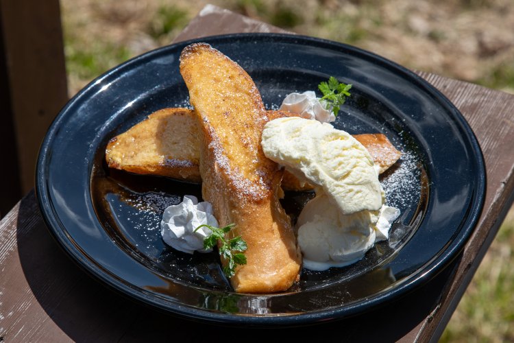 喫茶メニューのステーキ丼ローストガーリックソース（上）と、手作りフレンチトースト。大自然の中で食べるとおいしさも格別！