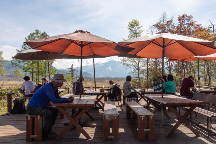 宿泊客以外にもテラスが開かれており、思い思いに過ごせる。