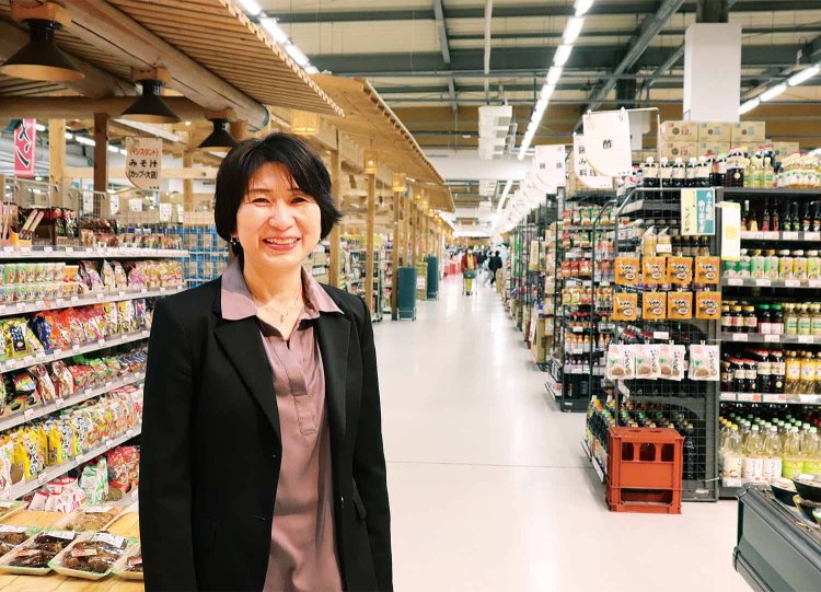 200m先が霞むほど広大な売り場に立つ、代表取締役会長の牧尾由美さん。