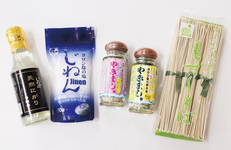 鹿児島から南へ約590㎞、エメラルド色の海に囲まれたヨロン島生まれの地元食。左から「天然にがり」、ヨロン島の塩「じねん」、ヨロン島の焼き塩「やきましゅ」2種、「もずくそば」。