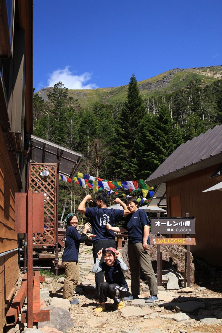 小屋からは硫黄岳稜線を望む。公式Tシャツ3300円をゲットしよう。