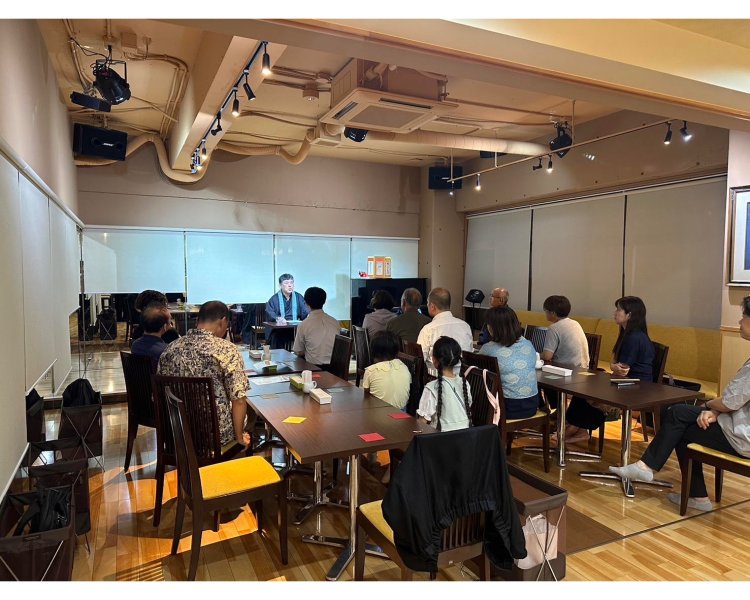 現在も、「スローナイト」と題してレストランなどに僧侶の方を招いてお話を聞き、参加者も交えて語らう会を主宰（写真提供＝源正寺）。