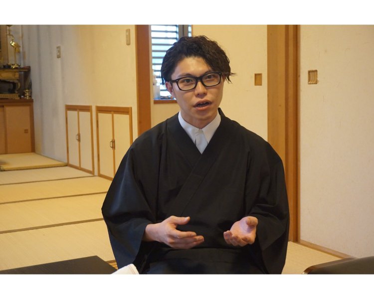 至浄さんと共に、こまやかな心遣いで接してくださる遊生さん。僧侶になる前は介護の仕事をされていた。「お寺は、年齢も今までやってきたことも違う人たちが集って、辛さや悲しみを共有して話せる場」と話す。