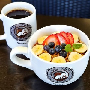 ハワイ発！ アサイーボウルが人気の『ISLAND VINTAGE COFFEE』が鎌倉・小町通りにオープン〜黒猫スイーツ散歩 鎌倉編①〜